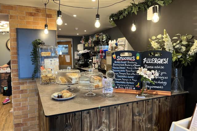 Tides Café offers an extensive range of food and drink items, such as ice creams, smoothies, breakfasts, light bites, and much more.