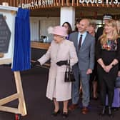 DM17114816a.jpg The Queen visits Chichester Festival Theatre. Unveiling the plaque to commemorate her visit. Photo by Derek Martin Photography.