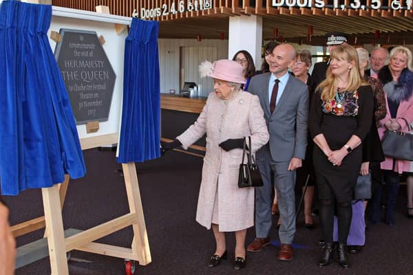 DM17114816a.jpg The Queen visits Chichester Festival Theatre. Unveiling the plaque to commemorate her visit. Photo by Derek Martin Photography.