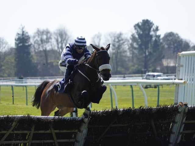 April jump racing at sunny Fontwell Park