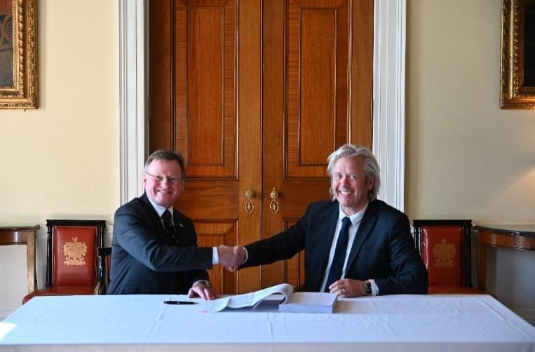 Captain Ian McNaught (Deputy Master and Chief Executive, Trinity House) and Allister Humby (Managing Director, Herbosch-Kier) signing the contract