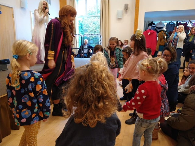 Anna and Elsa from Frozen meet the children