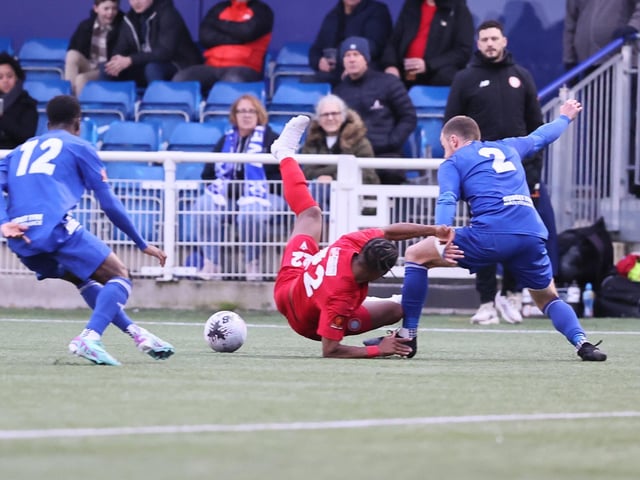 Aveley v Worthing action in National League South