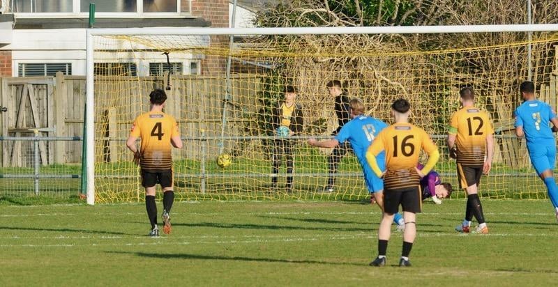 Littlehampton Town lost 4-0 to Sevenoaks Town at the Sportsfield. Photographer Stephen Goodger was there to catch the action.