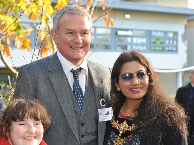 Deputy Lieutenant Hugh Bonneville and Worthing mayor Henna Chowdhury with one of the Oak Grove College students