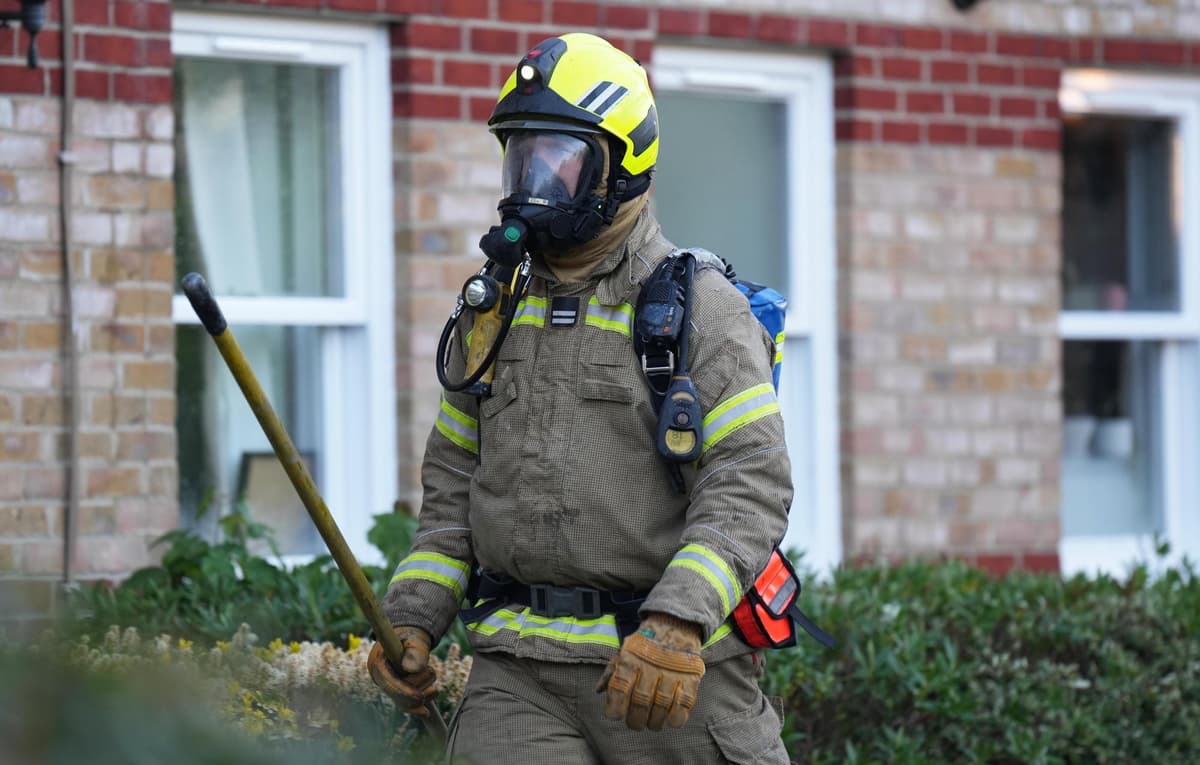 Zehn Feuerwehrwagen sind am Brandort in Haywards Heath im Einsatz: ...