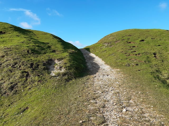 Follow the footpath straight ahead.