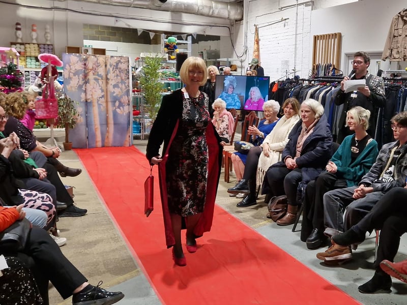 After sashaying down the red carpet in a Per Una coat, Tina took it off to reveal a new M&S dress for £9.50, complete with tags showing it was originally £40