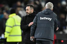 Brighton's Italian head coach Roberto De Zerbi (L) and West Ham United's Scottish manager David Moyes (R) shake hands