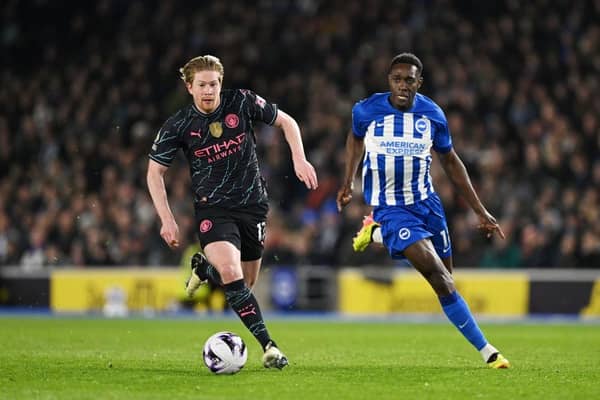 BRIGHTON, ENGLAND - APRIL 25: Kevin De Bruyne of Manchester City runs with the ball whilst under pressure from Danny Welbeck of Brighton & Hove Albion during the Premier League match between Brighton & Hove Albion and Manchester City at American Express Community Stadium on April 25, 2024 in Brighton, England. (Photo by Mike Hewitt/Getty Images)