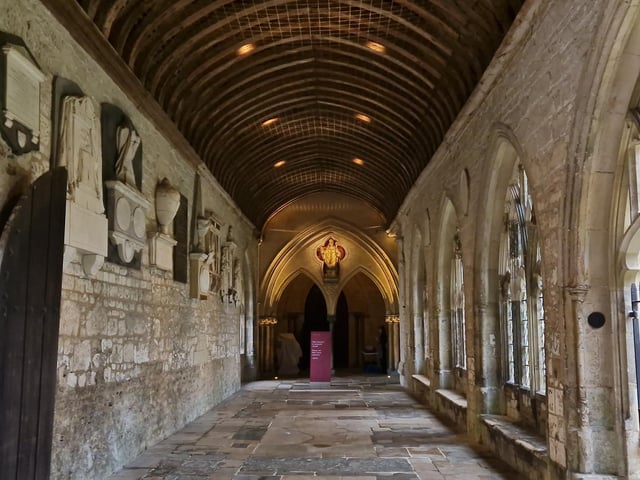 The western walk has no buttresses at all