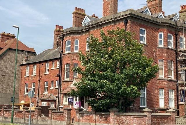 Fitzalan Road, Littlehampton BN17
Two-bed flat for sale - £180,000.
The accommodation comprises; a 14ft entrance hall with a door way into a large lobby and inner hallway, a living room, newly fitted kitchen (2022) with a built in breakfast bar, integral hob and oven, a re-fitted bathroom (2022) and two bedrooms.