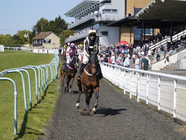 April jump racing at sunny Fontwell Park