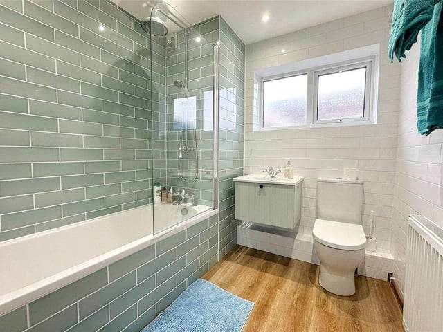 This spacious Littlehampton chalet bungalow with large garden is a short walk from Littlehampton's superb beaches