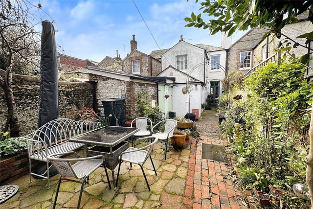 This Grade II listed gem of a cottage is in superb decorative order throughout, following a full refurbishment inside and out
