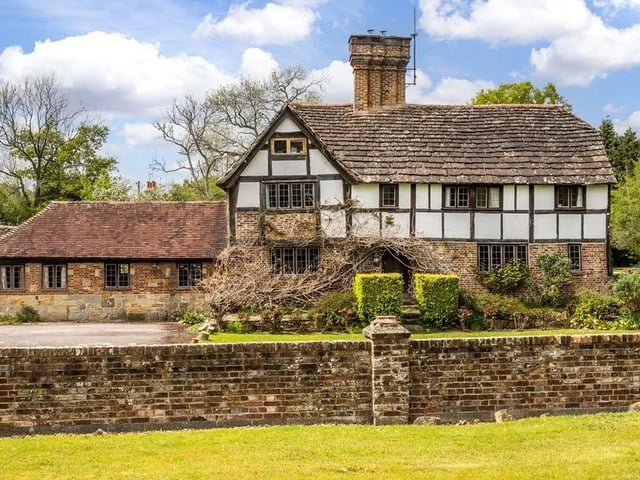 This Grade II listed Wealden Hall House is believed to date from 1625.