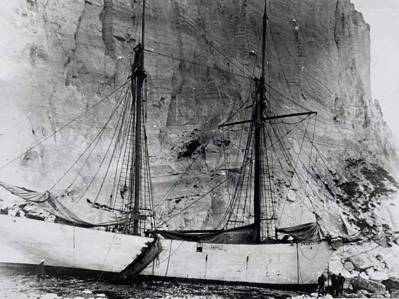 The ‘Emma Louise’ of Hamburg ashore at Beachy Head in 1906, with the light house very close by to the right.