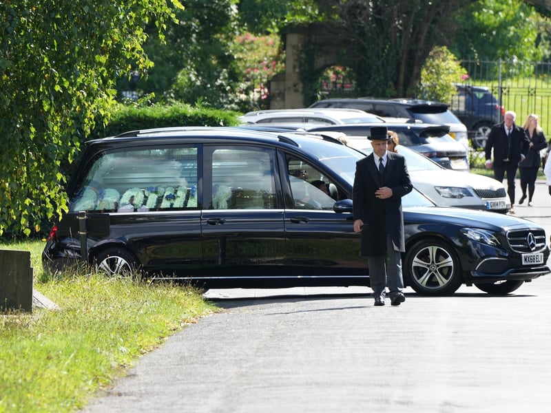 Beloved Worthing resident Darren Doe was given a spectacular send-off with stunning floral displays during his funeral procession.