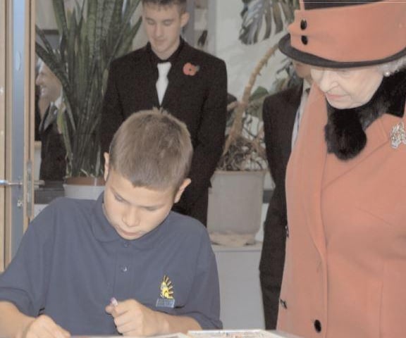 The Queen watches a Thomas Bennett student work
