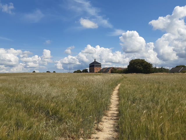 This penultimate section of my Brighton and Hove Way walk starts at Foredown Tower and takes you through Portslade Old Village to Hove Lagoon, then along the seafront to Brighton