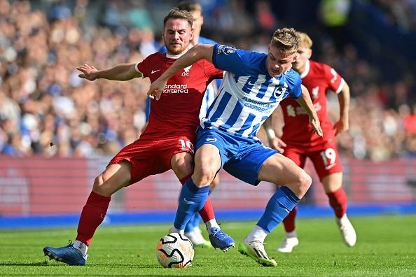 Liverpool's Argentinian midfielder Alexis Mac Allister (L) vies with Brighton's Irish striker Evan Ferguson