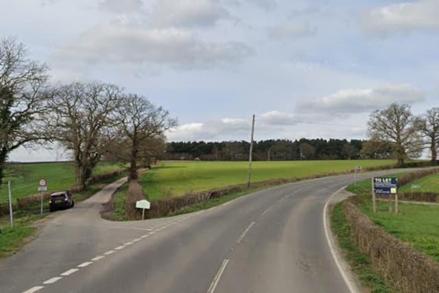 Mann stirbt nach Kollision in der Nähe eines Dorfes in West Sussex: Straße ...