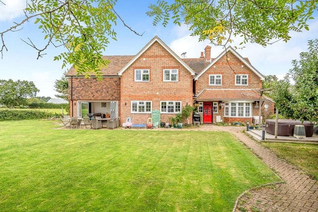 South Danworth Cottage in Danworth Lane is freehold and is situated within easy reach of Hurstpierpoint College
