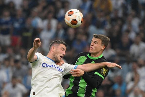 Marseille's French midfielder #27 Jordan Veretout (L) fights for the ball with Brighton's English midfielder #07 Solly March