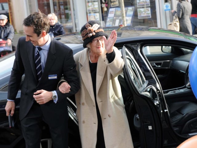 Bafta-winning actress Liz Smith, famous for her roles in The Royle Family and The Vicar of Dibley, was living in a care home in Worthing when she died on Christmas Eve, 2016, at the age of 95. She had announced her retirement in 2009 following a series of strokes and later moved to Worthing.