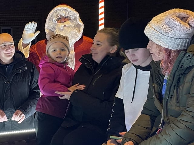 The Barber/James family filled their garden with lights to help bring a smile and Christmas cheer to the community. They used this opportunity to raise some very much needed and well-deserved funds for a charity very close to their hearts, Autism Support Crawley