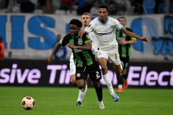 Marseille's Moroccan midfielder Azzedine Ounahi (R) fights for the ball with Brighton's Tariq Lamptey