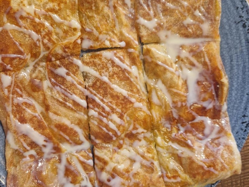 The most impressive thing about roti is its versatility. You’ll find versions stuffed with egg (roti telur), sardines, cheese, or even warm banana (roti pisang) for those with a sweet tooth (like me). It transitions seamlessly from a savoury meal to an indulgent dessert.