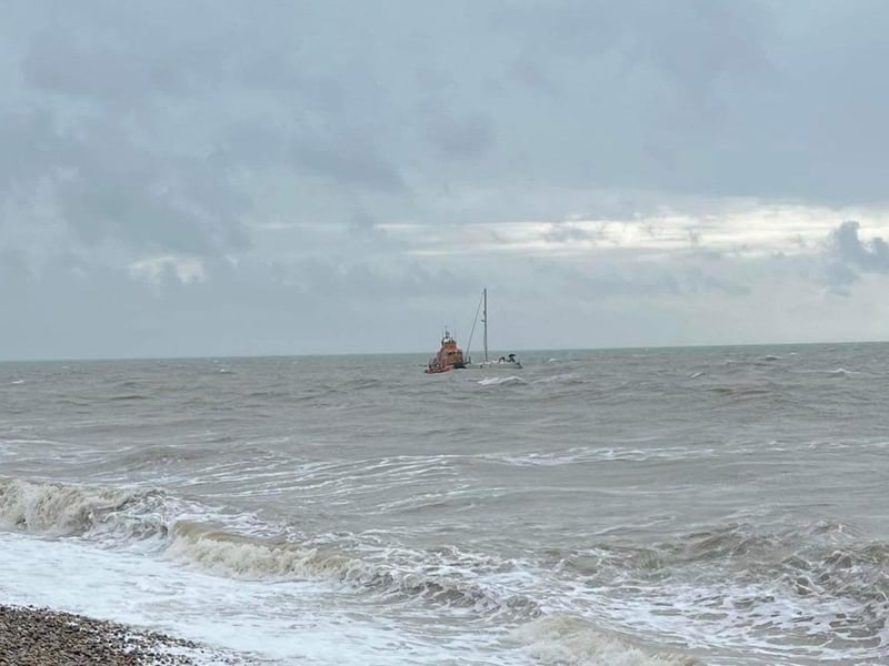 Yacht in trouble. Pic by Phillip Oakley