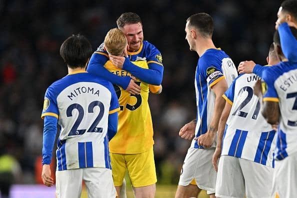 Brighton's Argentinian midfielder Alexis Mac Allister (C) celebrates with teammates on the pitch after his late winner against Manchester United