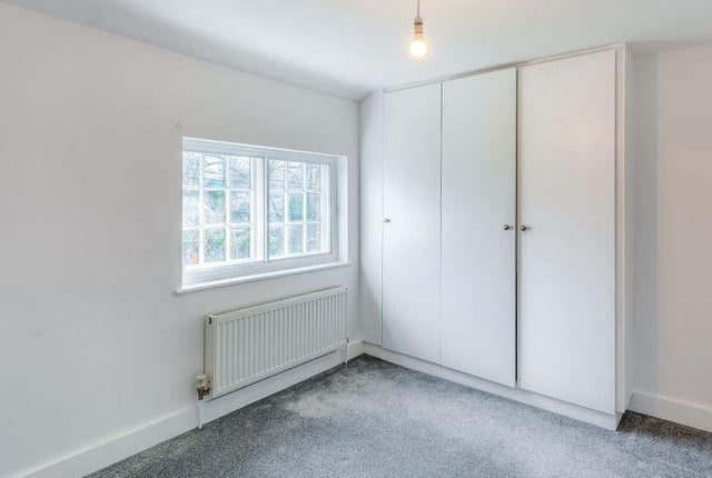 The cosy cottage is situated in a semi-rural area, near to Arundel town centre.