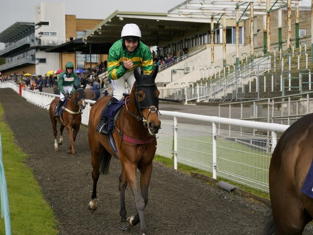 Race 6 The Best Odds Guarenteed At YEEHAA.BET Mares Novices Limited Handicap Hurdle Race at Fontwell on Friday 19 April 2024. www.polopictures.co.uk Fontwell Arundel Clive Bennett 20240419 ©2024 Clive Bennett Photography 19/04/2024 _CAB1921.JPG:Spring jump racing at Fontwell Park