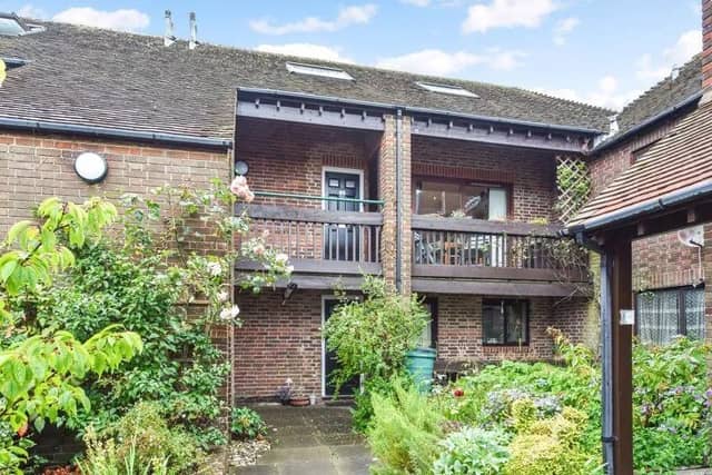 Located just outside the city walls, the flat is perfect for anyone looking for easy access to shops, schools and railway links.