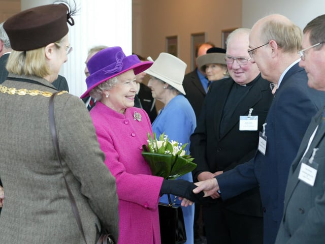 JPCT 24 October 2003 Queen visits Horsham. The Capitol C3440903a -photo by Derek Martin