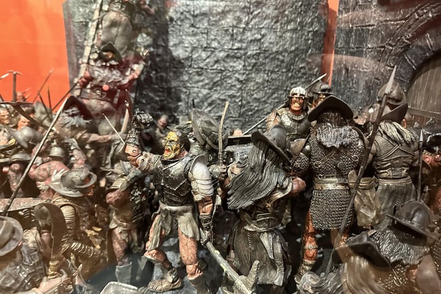 Orcs storm the walls of the Hornburg.