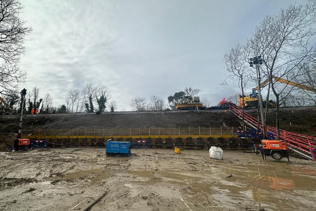 Network Rail wird die Bahnstrecke zwischen Horsham und Dorking nach ...
