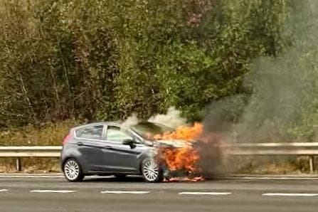 Autos gehen in der Nähe des Flughafens Gatwick in Flammen auf.