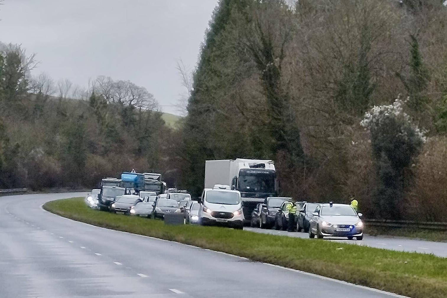 West Sussex A-Straße nach schwerem Unfall in Dorf gesperrt