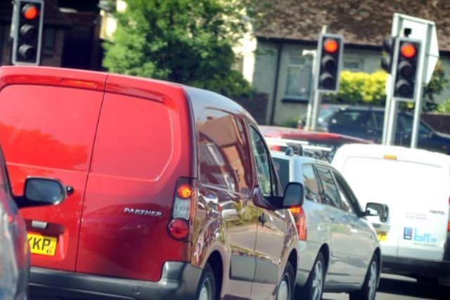 Unfall mit drei Fahrzeugen sperrt Straße außerhalb von Horsham