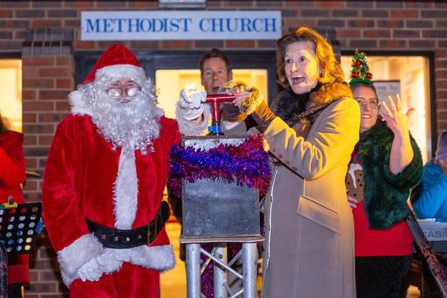Santa and the Mayor of Havant, Cllr Diana Patrick switching on the Christmas lights.
Picture: Habibur Rahman