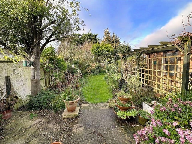This spacious Littlehampton chalet bungalow with large garden is a short walk from Littlehampton's superb beaches