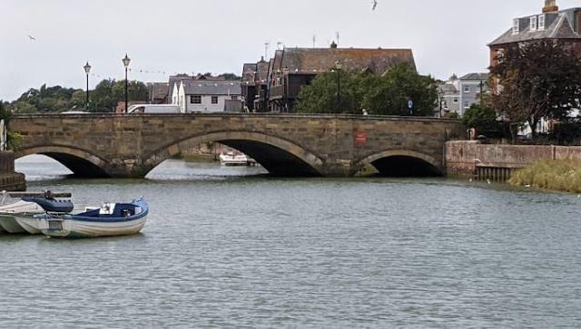 Nestled at the foot of the South Downs, Arundel is a charming market town with a rich history and a stunning castle. The town is home to a range of exclusive properties, particularly in the desirable riverside area, and offers a variety of independent shops, cafes, and restaurants