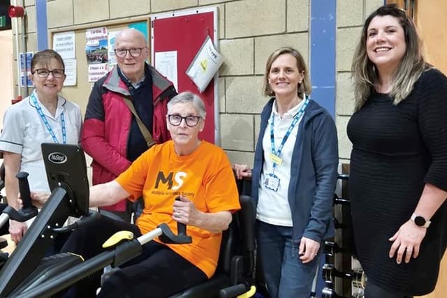 Neue Rehabilitationsgeräte im Eastbourne-Krankenhaus von der örtlichen ...