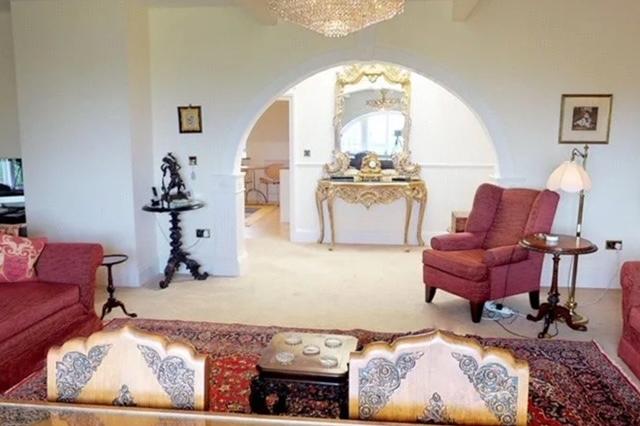One of the many reception rooms