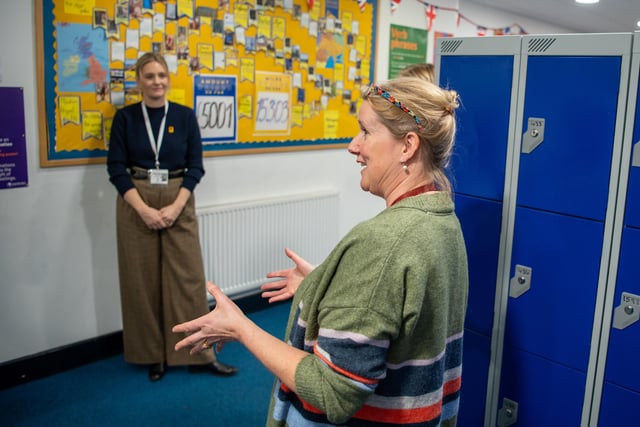 Chichester, West Sussex, UK, 4th December 2023. During the International Rescue Committee Healing Classrooms Event, actress Romola Garai visited the Bishop Luffe School in Chichester to talk to students and teachers about the project.
Credit: Scott Ramsey.