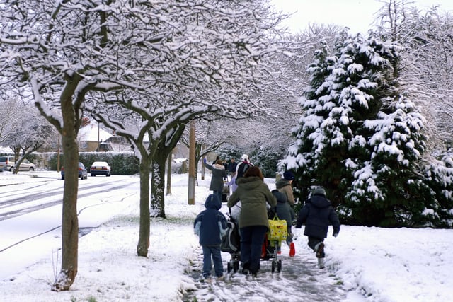 Winter wonderland in Princess Avenue as parents struggle to get their children to school on January 24, 2007